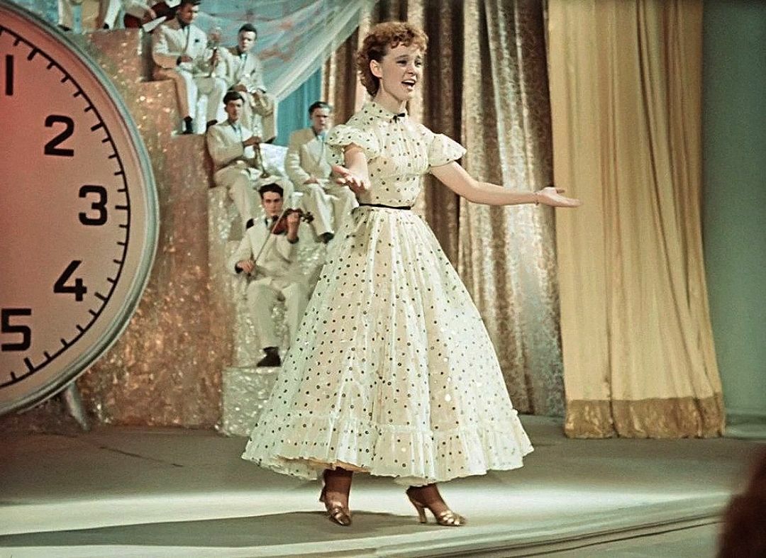 Саратовских курсантов научат ретро-танцам в стиле «Карнавальной ночи»